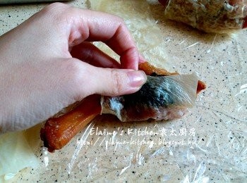 step16: 將腐皮平放 , 用濕毛巾抹一抹張腐皮 , 逐一放上鴨腳 , 豬肉 , 魚肚及冬菇包好