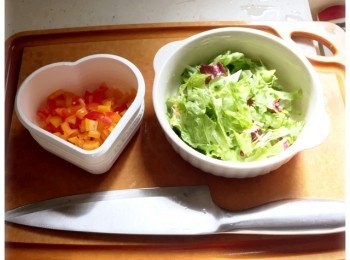 step2: 將生菜切絲，紅黃椒切粒，備用。