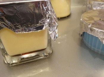 step6: 將布丁液分裝於容器中（7-8分滿為佳）最後在頂部用錫箔紙蓋住。烤盤的部分，注入約0.5-1公分高的熱水（冒煙，但手可以碰觸的溫度）備用。