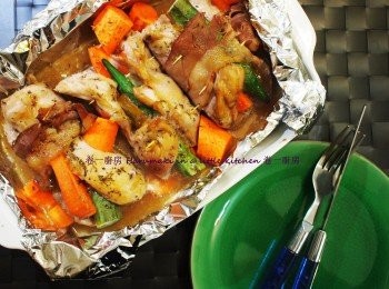 step5: 雞卷放在鍚紙盤, 倒入韓國清酒, 香草, 黑胡椒, 入焗爐220度 20分鐘