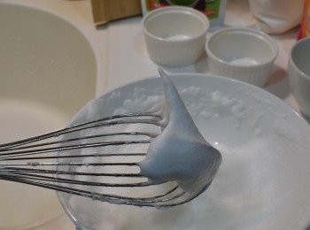 step4: 將蛋白蛋黃分開，蛋白打至硬性發泡，我沒有機器用手工打約10分鐘，打到蛋白可以向上挺起不會倒下，表示完成。
