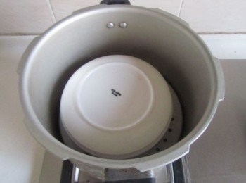step16: 菜上扣個盤，高壓鍋上汽後轉為小火蒸上15分鐘；