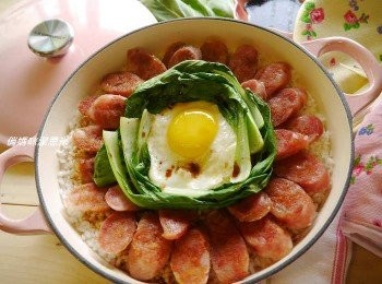 step10: *淋上<span class="group_2">醬汁</span>即可~~
*好吃的煲仔飯上桌嚕!!!