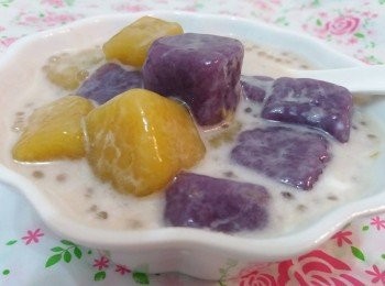 step1: 1) 地瓜圓做法:太白粉、蕃薯蓉、糖,混合搓揉,搓成團即可,分割,滾圓,表面碌上太白粉, 小鍋加水煲滾,放入地瓜圓飛水,只是去除粉末, 不要煮熟