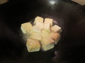 step2: 热油大火放豆腐转中火慢煎两面金黄，兜起待用。