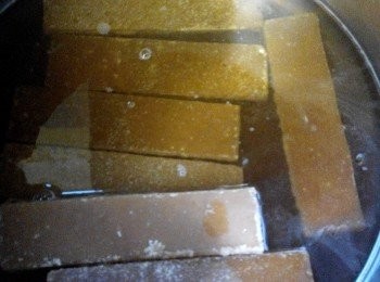 step1: 將一杯分量的水和片糖以中火煮至片糖完全融化，糖融化後關火。（一杯=205克）