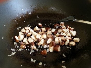 step4: 燒紅鑊 , 爆香乾蔥頭至微黃色後 , 加入冬菇粒及贊酒炒香