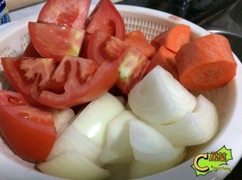 step2: 蕃茄, 紅蘿蔔, 洋蔥, 洗乾淨, 切件