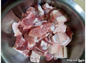 step2: 五花肉的部份也可以選用梅花肉或是牛肉代替 洗淨後切成塊狀
