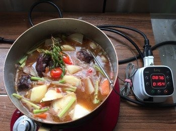 step5: 倒入醃製牛腩的紅酒醬汁，倒入牛腩，煮到沸騰。