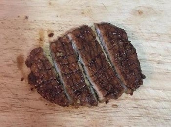 step8: 將里肌肉切塊後，擺放在準備好的沙拉上，在把鍋裡的洋蔥放在里肌肉上，用巴西里葉裝飾即可。