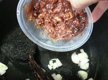 step12: 再倒入混合的醬料爆香