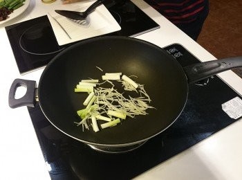 step2: 熱一油鍋，爆香蒜末和薑絲。