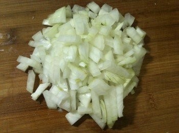 step2: 將洋葱切丁。
