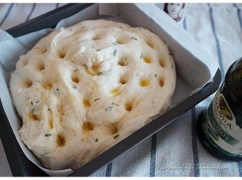 step2: 取出, 繼而在盛載麵糰盆內放入餘下之10g內欖油、令整個麵糰滾圓下沾上欖油，在焗盆上用手指按壓在麵糰上型成小洞繼而靜止發酵40分鐘, 繼而放入預熱200 ‘c焗爐內焗十五分鐘