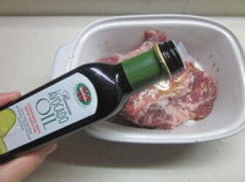 step3: 兩面淋上威斯法頂級酪梨油(原味)醃5分鐘