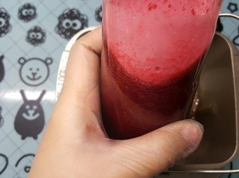 step2: 將紅菜頭加入少許水份攪拌成汁。
