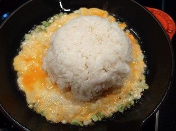 step10: 當蛋汁外圍開始凝結時,加入冷飯。