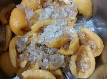 step3: 把枇杷和適量冰糖加入內鍋中