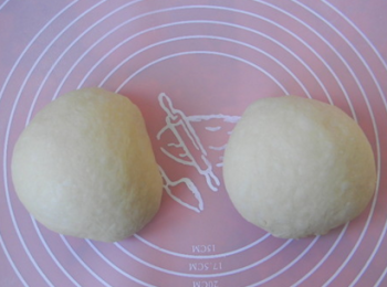 step5: 麵團揉勻排氣，分成兩部分，揉圓。