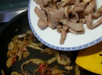 step10: 再加入已炒熟的豬頸肉炒勻即可