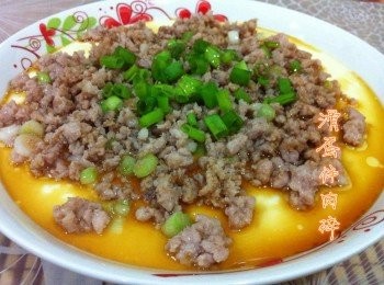 step4: 蒸好的水蛋盛起，鋪上炒好的肉碎即可。