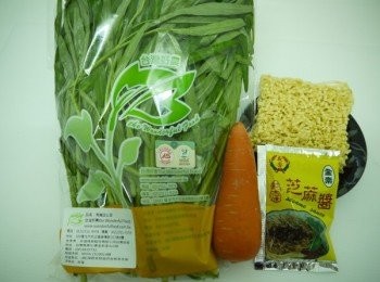 step1: 空心菜是個很大眾化的<span class="group_1">食材</span>，幾乎所有的自助餐麵攤小吃店都會有，
除擁有豐富的纖維素，好處是因蟲害不嚴重，而不太會有農藥的問題。