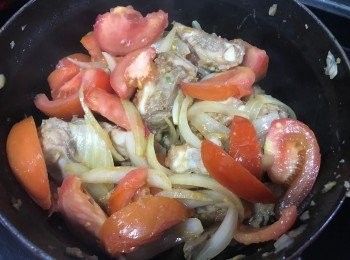 step4: 將洋蔥，2/3蕃茄件下鑊炒香