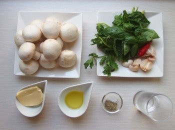 step1: 準備所有材料。蘑菇用濕的餐巾紙擦拭乾淨,再切對半。蒜頭及辣椒,羅勒及巴西里全都切細末狀。