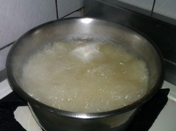 step2: 味增與滾水一起燉煮