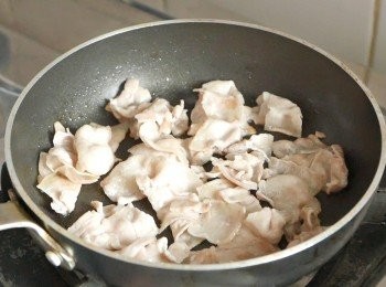 step5: 以中大火燒熱鍋子，不用下油，下豬腩片煎兩面至出油。