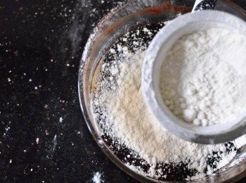 step5: 過篩放入麵粉100克，然後拌匀