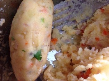 step2: 成團後再混入蟹膏、番莤及將兩款芝士摵碎混人薯蓉後，用手搓成一個個棗型狀