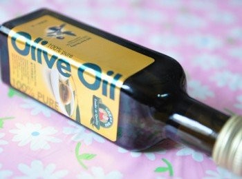 step10: 【得意的一天橄欖油】選用義大利頂級品種橄欖，100%原裝進口；在橄欖最新鮮食以手工摘下並24小時內低溫壓榨，再放到5度C恆溫地窖，完整保留橄欖的美味及營養精華~ 【得意的一天橄欖油】發煙點超過190度C，油煙量低，適合涼拌、煮、低溫拌炒等烹調方式，油質穩定不會劣變產生有害物質，符合東方人的料理習慣~ 有這麼多優點，趕快為家人的健康也準備一瓶喔~