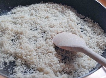 step1: 令豬排酥脆的秘訣是：先用一湯匙橄欖油與日式麵包粉Panko，放在平底鍋，用中火烘麵包粉至金黃色，然後待涼備用