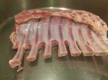 step3: 用白鑊煎封表面,這樣焗製時唔會滲出血水。"