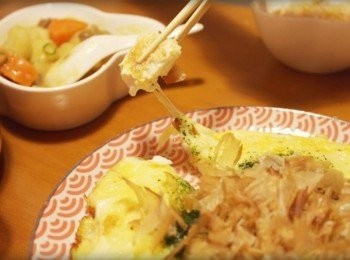 step8: 濃稠牽絲的起士~~我來了))))) 豆腐蛋包加了海苔粉和柴魚片~淡淡的醬油香..滿像大阪燒的!! 少了麵糊吃起來比較沒負擔呢^^