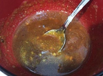 step3: 沾醬汁: 蒜頭去皮攪碎成蓉, 然後加入生抽、陳醋、溫水、黃糖、紹酒、麻辣醬、麻油全部攪勻, 試一下味便可