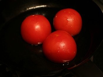 step4: 用平底鍋將肉面朝下，用小火煎黃肉面