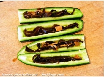 step3: 在小黃瓜內，直接填入香菇昆布黑菇醬與些許醬汁。