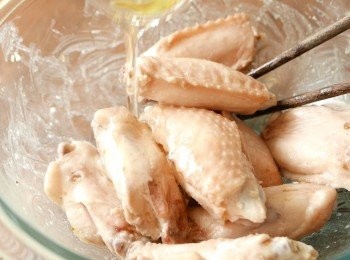 step5: 在開始煮食前把生油加入<a href="https://bit.ly/3zHU5V3" target="_blank" data-keyword="雞翼" class="guide-link"><strong>雞翼</strong></a> <span style="display:inline-block;vertical-align:middle;margin-top:-3px;color:initial;border-radius:3px;padding:2px 3px;font-size:12px;line-height:14px;background:#87d300;color:#fff;">即買</span> 中拌勻。