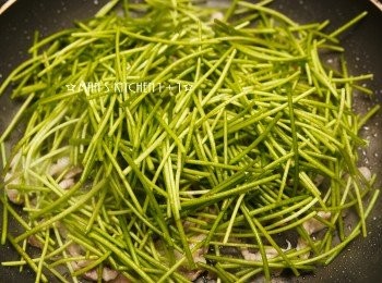 step2: 接著加入水蓮拌炒。