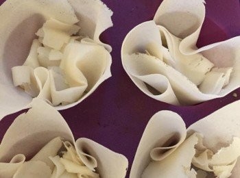 step3: 春卷皮修剪成一個較小的正方形，每塊春卷皮放入馬芬蛋糕模型杯內，剩餘的春卷皮撕成小塊也放入杯內，