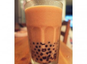 step7: (一杯的比例)立頓紅茶2包沖泡100CC熱水.倒入50CC鮮奶.加入一大匙粉圓.即完成