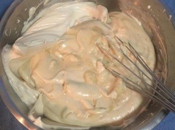 step12: 接著將蛋黃奶茶糊倒入剩餘的蛋白霜裡，混勻。