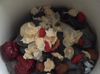 step2: 除鹽以外的<span class="group_1">食材</span>全部放入燉盅