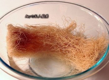 step2: 將糙米米粉快速沖水或浸泡10秒鐘立即瀝乾備用。