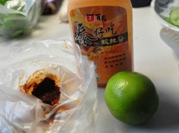 step4: 泰式甜辣醬、雲南老爸的祕辣油(一般辣油可)、檸檬