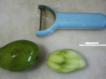 step2: 因為我挑的是台灣土芒果，所以比較小又青，用削水果皮
削掉芒果皮。