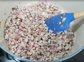 step2: 接著把豬絞肉加入炒至變色!!!